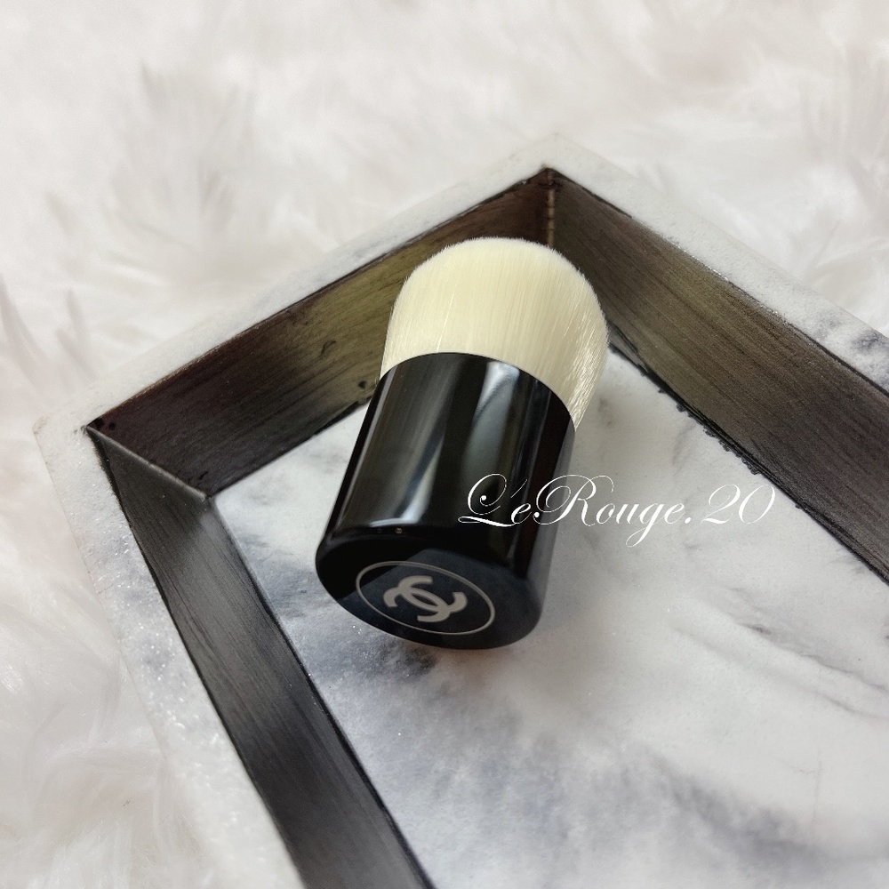 CHANEL Vitalumier foundation powder Kabuki brush